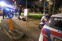 Botsing tussen auto en brommer in Huizen