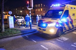 Botsing tussen auto en brommer in Huizen