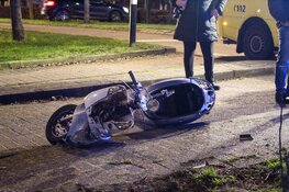 Botsing tussen auto en brommer in Huizen