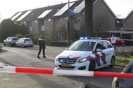 Straat afgezet door vrijgekomen gas in Huizen