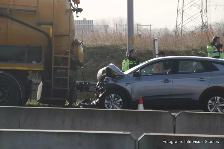 Auto botst achterop vrachtwagen op A1 bij Muiden
