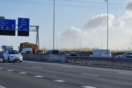 Auto botst achterop vrachtwagen op A1 bij Muiden