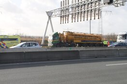 Auto botst achterop vrachtwagen op A1 bij Muiden