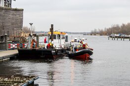 Werkboot van 25 ton weggesleept naar haven door KNRM