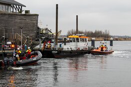 Werkboot van 25 ton weggesleept naar haven door KNRM