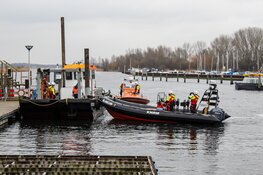 Werkboot van 25 ton weggesleept naar haven door KNRM