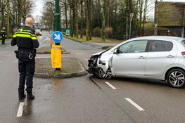 Automobilist komt tot stilstand tegen lantaarnpaal in Eemnes