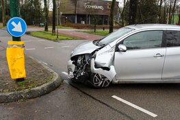 Automobilist komt tot stilstand tegen lantaarnpaal in Eemnes