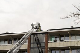 Brandweer haalt schoorsteen van flatgebouw in Bussum