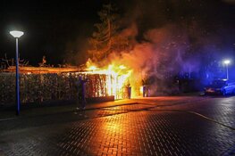 Schuurbrand met hoge vlammen in Huizen