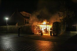 Schuurbrand met hoge vlammen in Huizen