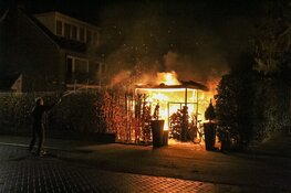 Schuurbrand met hoge vlammen in Huizen