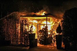 Schuurbrand met hoge vlammen in Huizen