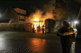Schuurbrand met hoge vlammen in Huizen