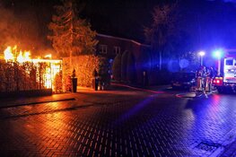 Schuurbrand met hoge vlammen in Huizen