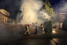 Schuurbrand met hoge vlammen in Huizen