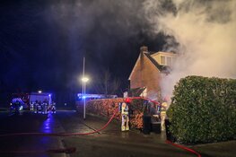 Schuurbrand met hoge vlammen in Huizen