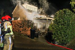 Schuurbrand met hoge vlammen in Huizen