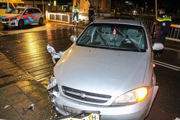 Auto tegen brug gereden in Naarden