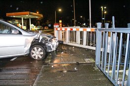 Auto tegen brug gereden in Naarden