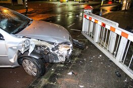 Auto tegen brug gereden in Naarden