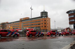 Platen waaien los bij station Hilversum,omgeving ruim afgezet