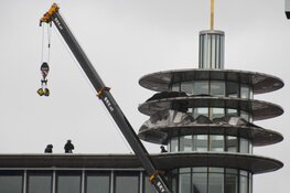 Platen waaien los bij station Hilversum,omgeving ruim afgezet