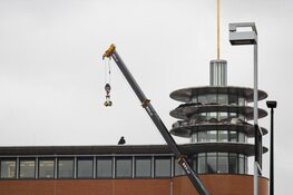 Platen waaien los bij station Hilversum,omgeving ruim afgezet