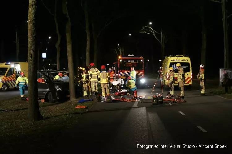 Bestuurder bestelbus zwaargewond na ongeval in Huizen