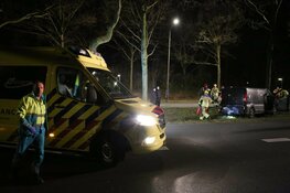 Bestuurder bestelbus zwaargewond na ongeval in Huizen