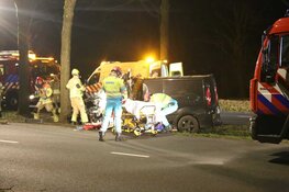 Bestuurder bestelbus zwaargewond na ongeval in Huizen