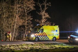 Auto crasht in 's-Graveland, bestuurder zwaargewond