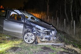 Auto crasht in 's-Graveland, bestuurder zwaargewond