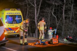 Auto crasht in 's-Graveland, bestuurder zwaargewond