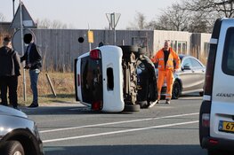 Auto op z&#39;n kant in Muiden