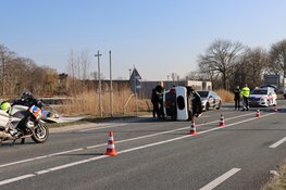 Auto op z&#39;n kant in Muiden