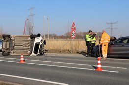 Auto op z&#39;n kant in Muiden