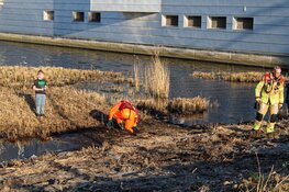 Jongetje bevrijd van eilandje in Huizen