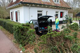 Auto rijdt tegen woning in Huizen