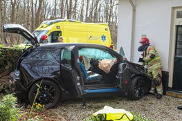 Auto rijdt tegen woning in Huizen
