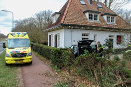 Auto rijdt tegen woning in Huizen