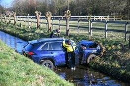 Automobilist te water in Baarn