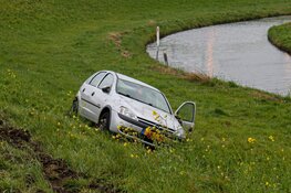 Auto slaat over de kop op afrit A27