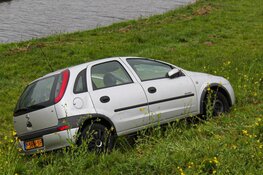 Auto slaat over de kop op afrit A27