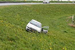 Auto slaat over de kop op afrit A27