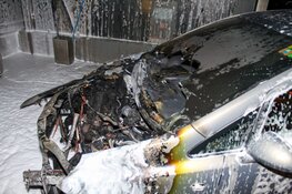 Auto in brand in wasbox in Hilversum