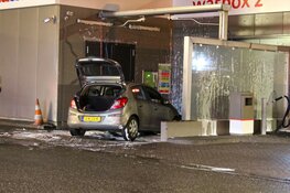 Auto in brand in wasbox in Hilversum