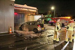Auto in brand in wasbox in Hilversum