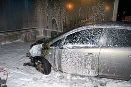 Auto in brand in wasbox in Hilversum