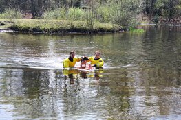 Hondje komt na zwemtochtje vast op eiland in Blaricum